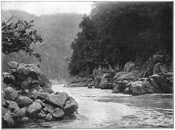 De beruchte kloof der boven Idenburg-rivier.