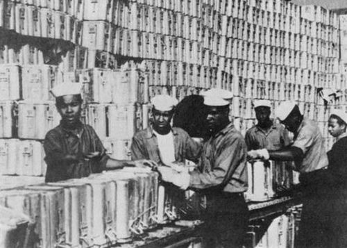 Sailors in the General Service
Move Ammunition