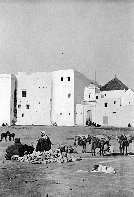 A GROUP IN THE FEDDAN, TETUAN.