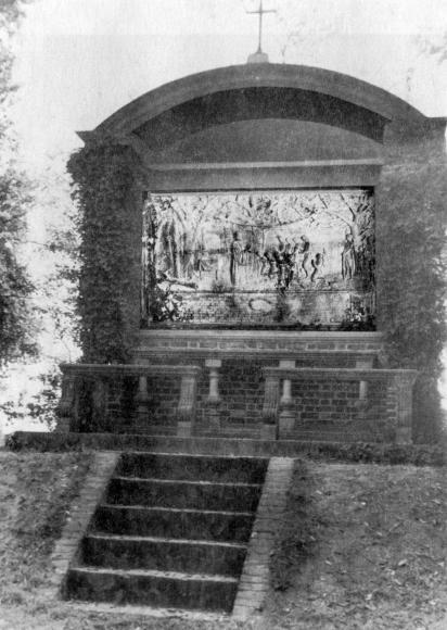 Robert Hunt Memorial Shrine

Erected by the National Society of Colonial Dames of America in
the State of Virginia. Presented to the Diocese of Southern Virginia
of the Protestant Episcopal Church, June 15, 1922. It was placed in
the perpetual care of the Association for the Preservation of Virginia
Antiquities.

Courtesy Cook Collection, Valentine Museum and National Park Service