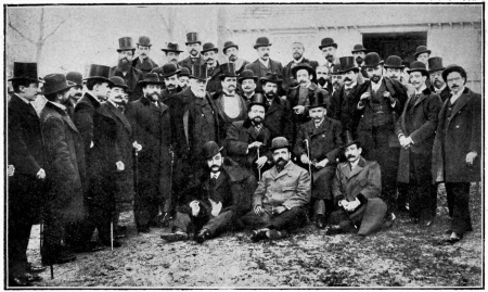 APRÈS LE BANQUET EN L’HONNEUR DE BLASCO

Au centre sont assis Pérez Galdós et Blasco Ibáñez. Derrière eux, en
chapeaux mous, Benlliure et Sorolla